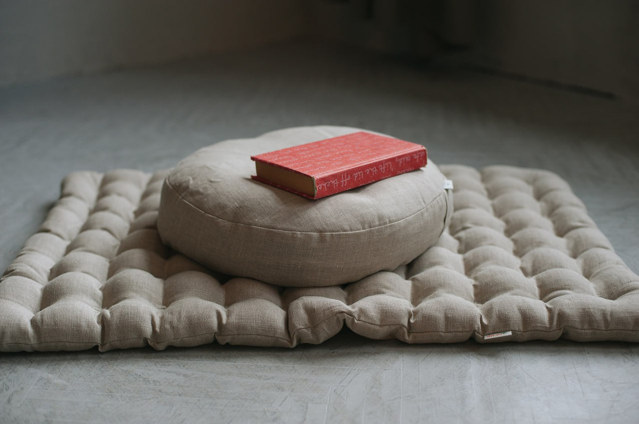 What are the key advantages of using hemp-based meditation accessories like floor cushions and zafus?