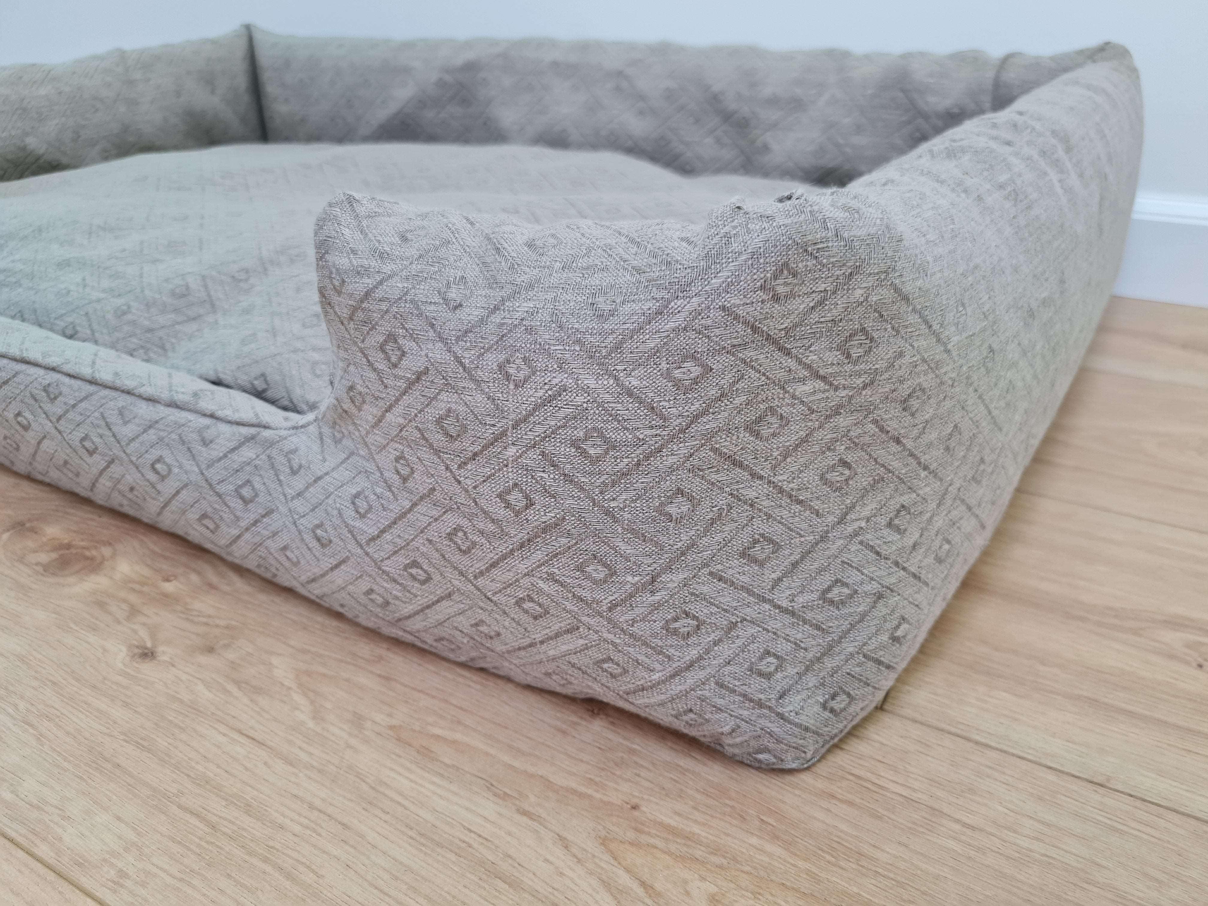 Special listing for Dewey Poteet additional payment for increasing pet bed size to 18" x 24" (45x60cm)