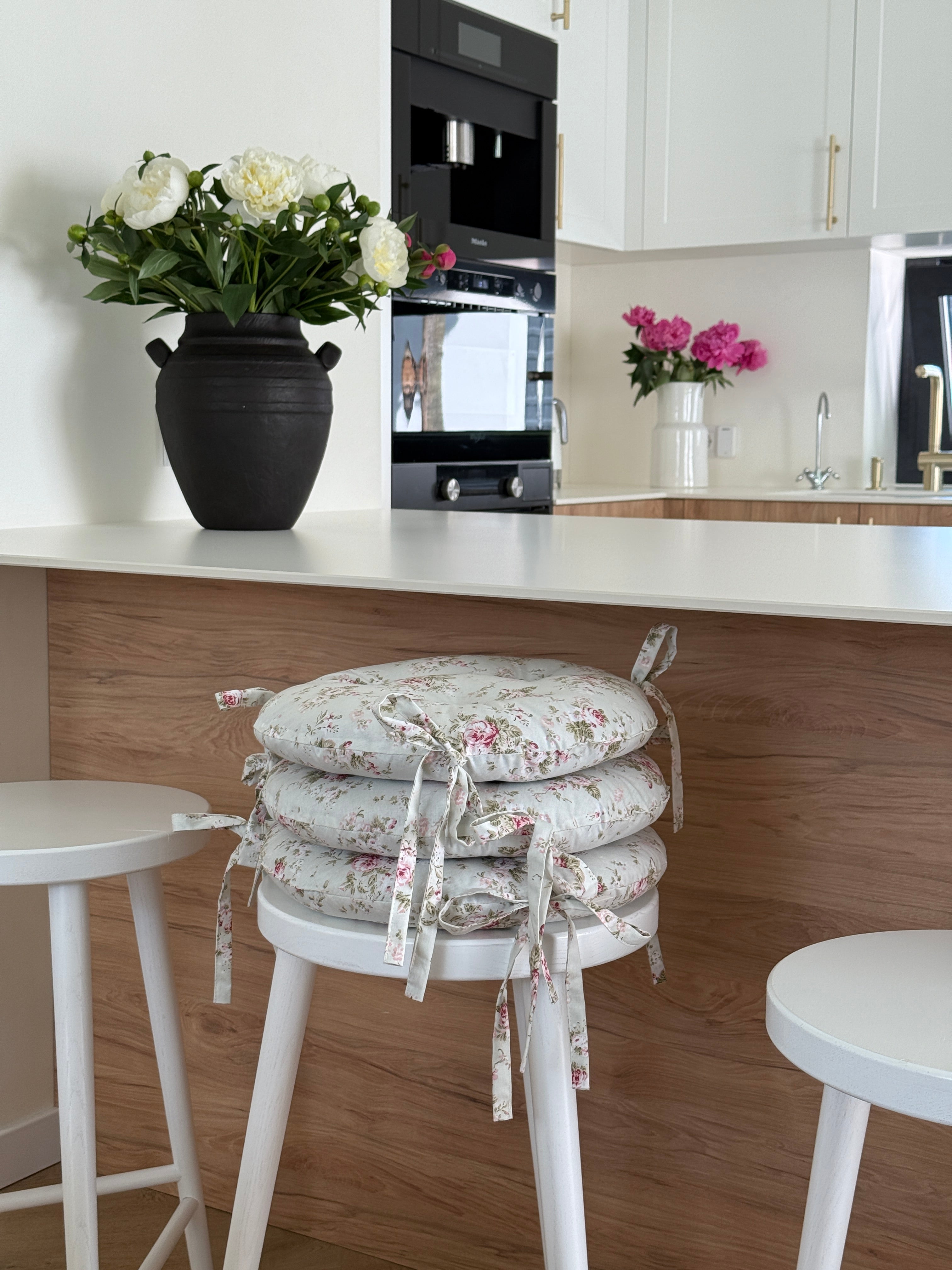 D 13.7" (35cm) Round Hemp Chair Seat Cushion filled organic Hemp Fiber in Roses on Mint natural cotton fabric with 3 ties