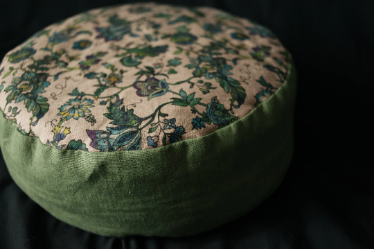 Zafu Linen floor cushion with Buckwheat hulls /Organic Meditation cushion/ pillow seat/Meditation pillow for Yoga studio