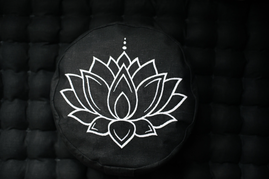 Zafu Linen meditation cushion with embroidery Lotus filled organic Buckwheat hulls meditation pillow yoga pillow decor pillow