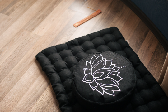 Zafu Linen meditation cushion with embroidery Lotus filled organic Buckwheat hulls meditation pillow yoga pillow decor pillow