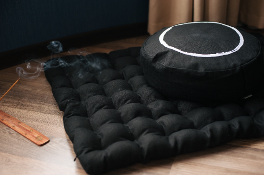 Black Meditation set of Zafu and Zabuton with white ring embroidery floor cushions with organic buckwheat hulls