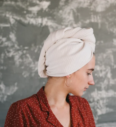 Special listing for Kaija Nealon one hair turban in white without embroidery, 2 oven mitts and 2 pot holders in light yellow linen