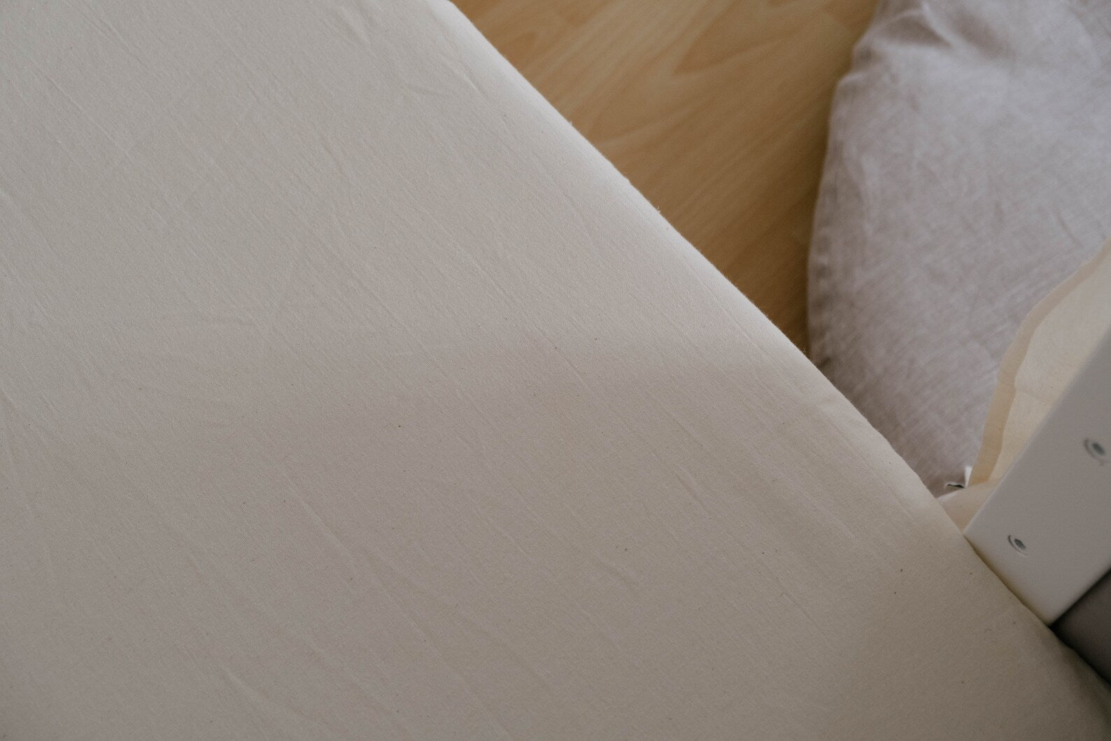 23.5" × 71" (60 × 180 cm) Crib Fitted Sheet to the depth of the futon 4" in Natural non-dyed Hemp fabric Fitted Sheets For Toddlers Kids Bed