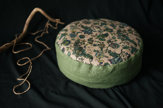 Zafu Linen floor cushion with Buckwheat hulls /Organic Meditation cushion/ pillow seat/Meditation pillow for Yoga studio